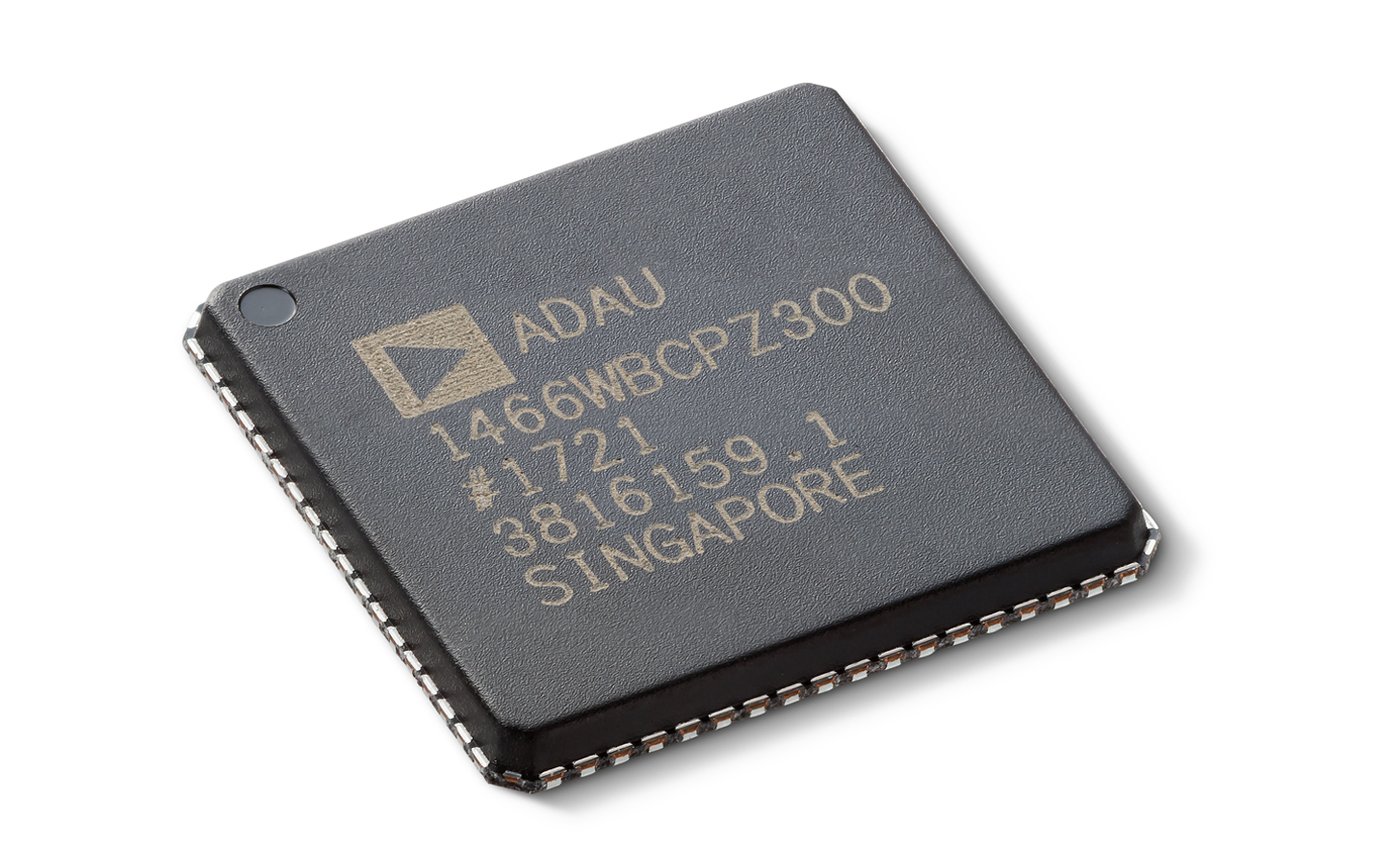 Zbliżenie układu scalonego przetwarzania dźwięku w radiu samochodowym XAV-9550ES