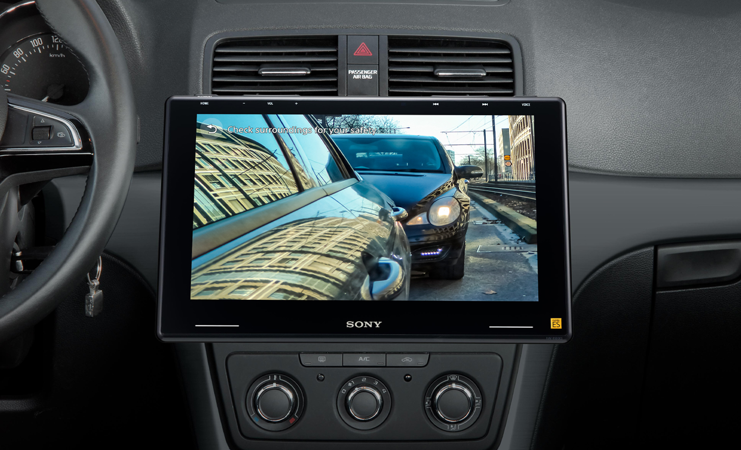 Widok wnętrza deski rozdzielczej z pokazaną kamerą cofania używaną z radiem samochodowym XAV-9550ES