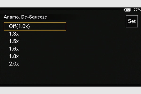 Zdjęcie menu ustawień trybu de-squeeze w kamerze FX5 z zaznaczoną opcją „Wył. (1,0×)” i opcjami od 1,3× do 2,0×.