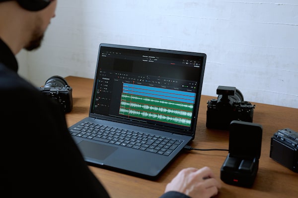 Montaż wideo na laptopie z synchronizacją kodu czasowego