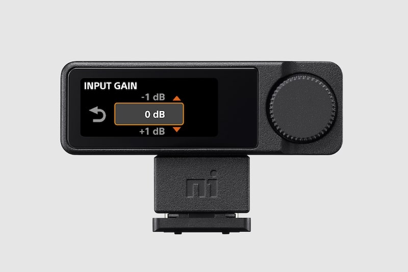 Tył odbiornika z regulatorem INPUT GAIN na ekranie OLED